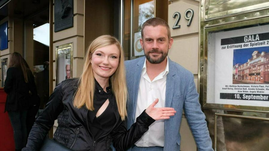 Sebastian Bezzel mit Ehefrau Johanna Christine Gehlen bei der Gala zur Eröffnung der Spielzeit im Hamburger St. Pauli Theater im September 2020. (ili/spot)