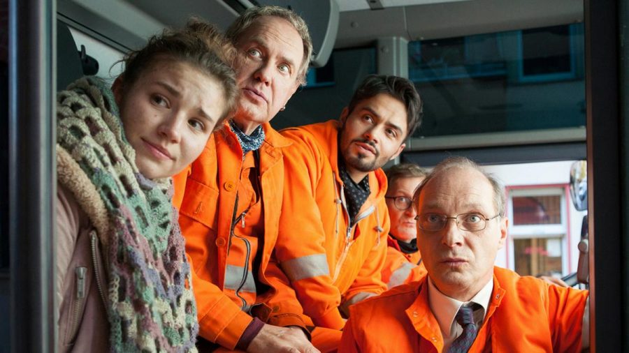 "Die Drei von der Müllabfuhr: Die Streunerin": Luna (Carolin Garnier), Werner (Uwe Ochsenknecht), Tarik (Aram Arami), Ralle (Jörn Hentschel) und Felsenhain (Martin Brambach) im Müllwagen (cg/spot)