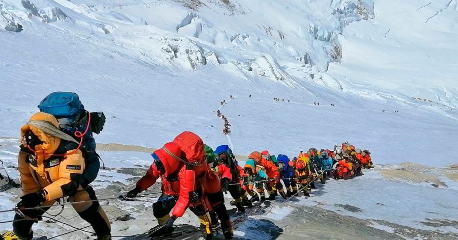 Rund 350 Menschen haben in diesem Frühjahr den Mount Everest bestiegen.