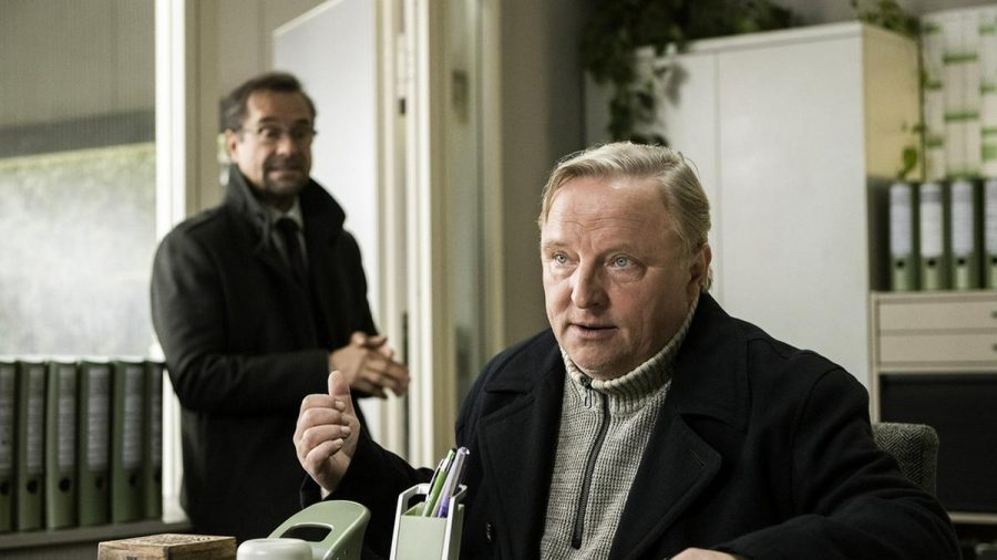 Besprechung im Präsidium: Kommissar Frank Thiel (Axel Prahl, r.) und Prof. Karl-Friedrich Boerne (Jan Josef Liefers). (dr/spot)