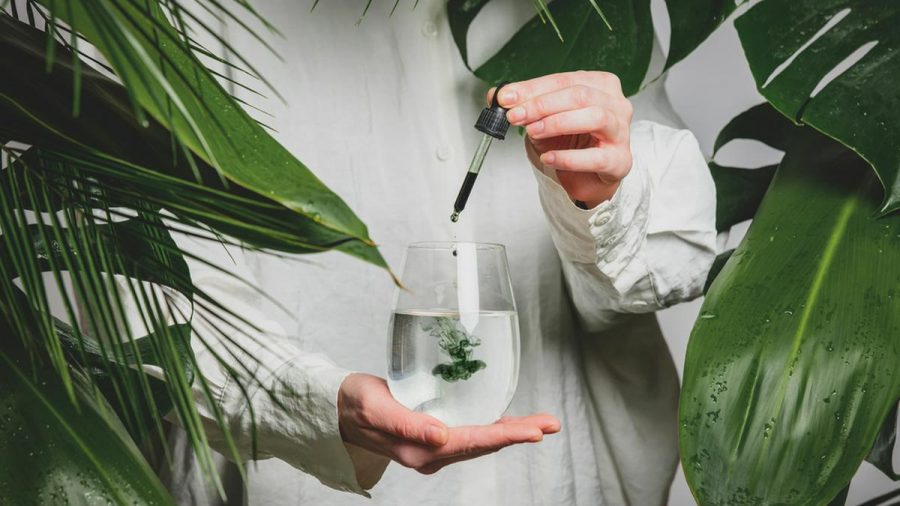 Wasser mit Chlorophyll-Tropfen ist der neueste Hype unter Beauty-Influencern. (ncz/spot)