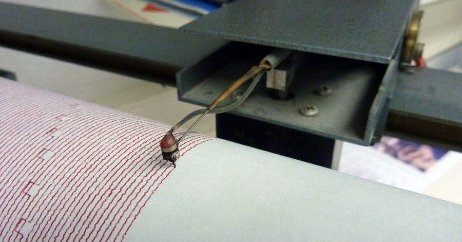 Die Nadel eines Seismografen beim Aufzeichnen von Bodenbewegungen.