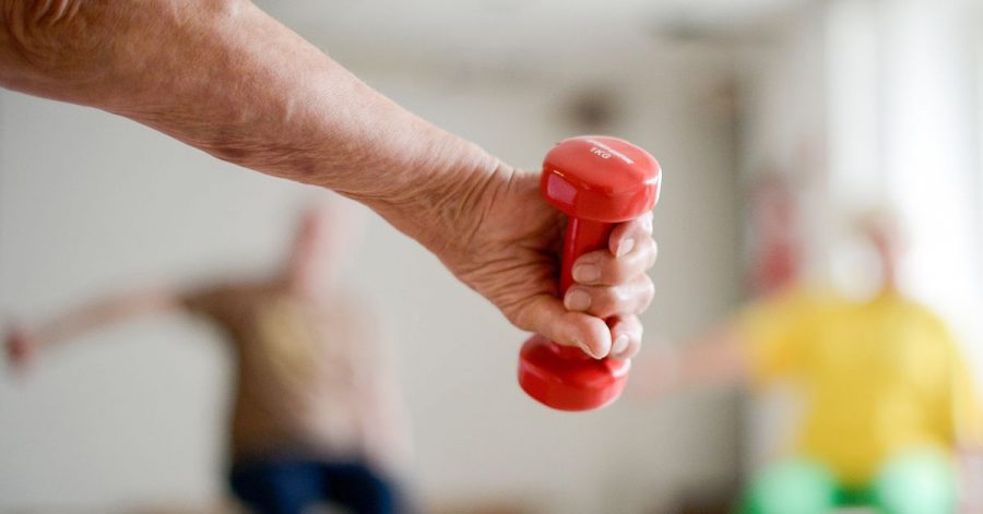 Regelmäßiges Krafttraining im Alter stärkt die Muskeln.