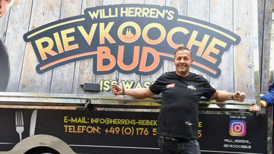 Willi Herren bei der Eröffnung seines Food Trucks Mitte April. (tae/spot)