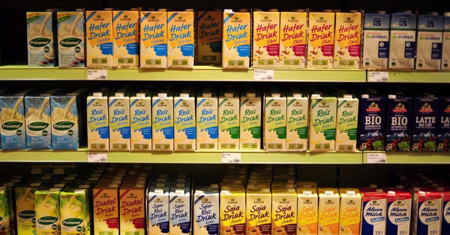 Milchalternativen stehen im Supermarktregal.
