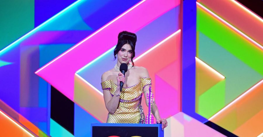 Die Sängerin Dua Lipa nimmt den Preis für die beste Solokünstlerin während der Brit Awards 2021 entgegen.