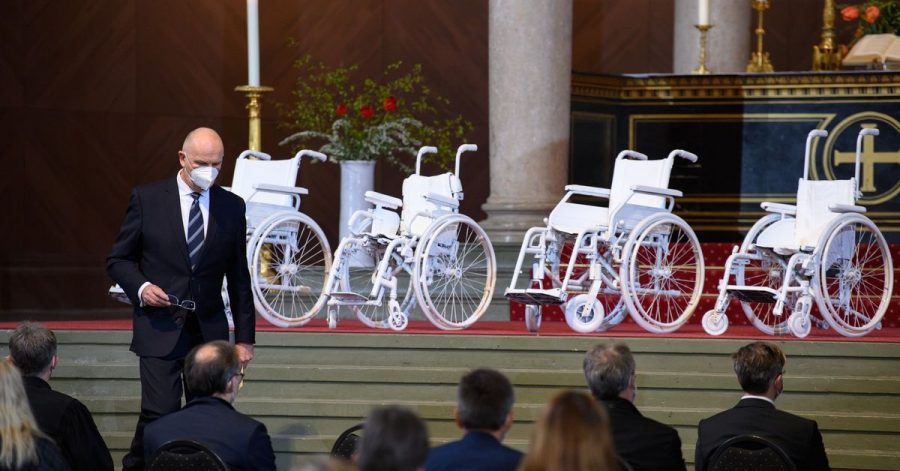 Dietmar Woidke (SPD), Ministerpräsident von Brandenburg, geht während eines Gedenkgottesdienstes in der Nikolaikirche für die getöteten Bewohner des Oberlinhauses nach seiner Rede an den vier weißen Rollstühlen im Altarraum vorbei zu seinem Platz.