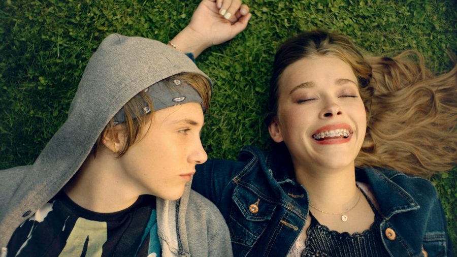 "Alles Isy": Der 16-jährige Jonas (Michelangelo Fortuzzi) ist in seine beste Freundin Isy (Milena Tscharntke) verliebt (cg/spot)