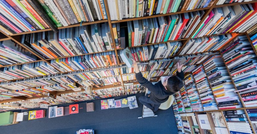 Ein Mitarbeiter der Buchhandlung Walther König in Köln.