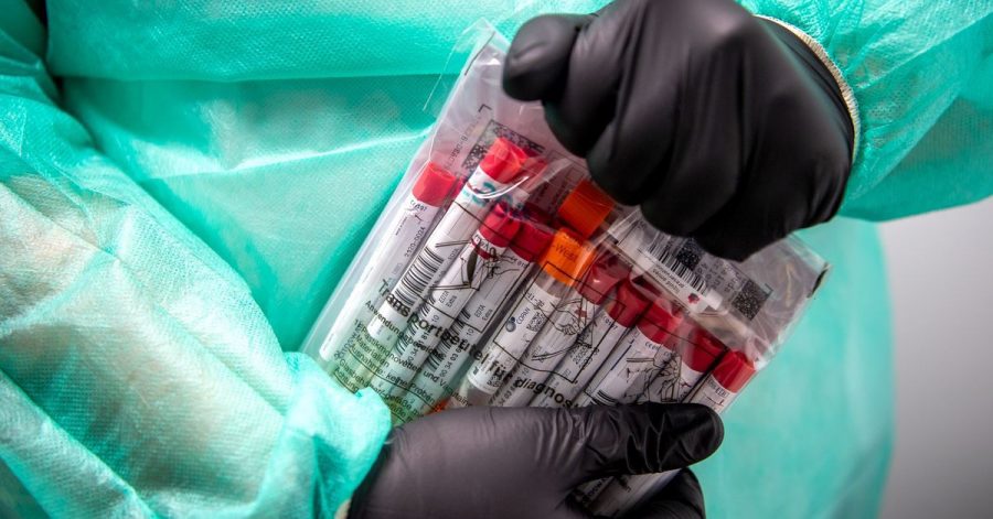 Proben für einen PCR-Test werden von einem Mitarbeiter im Corona-Testzentrum verpackt. (Archivbild)