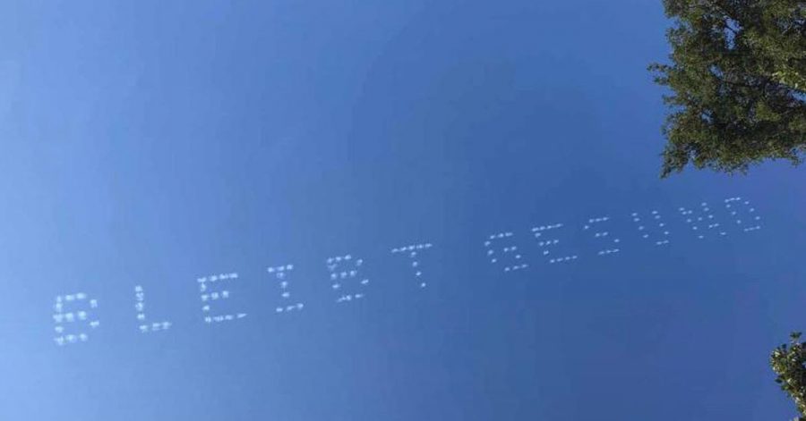 Der Schriftzug «Bleibt Gesund» am Himmel über München.