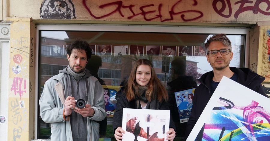Initiator René Piroth (r-l), Anne Stein und Fotograf Stefan Schoder unterstützen die Clubs auf St. Pauli.