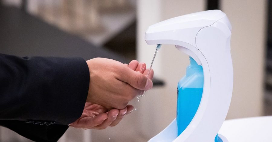 Sind die Hände nicht verschmutzt, ist Desinfizieren im Vergleich zum Waschen die hautschonendere Option.