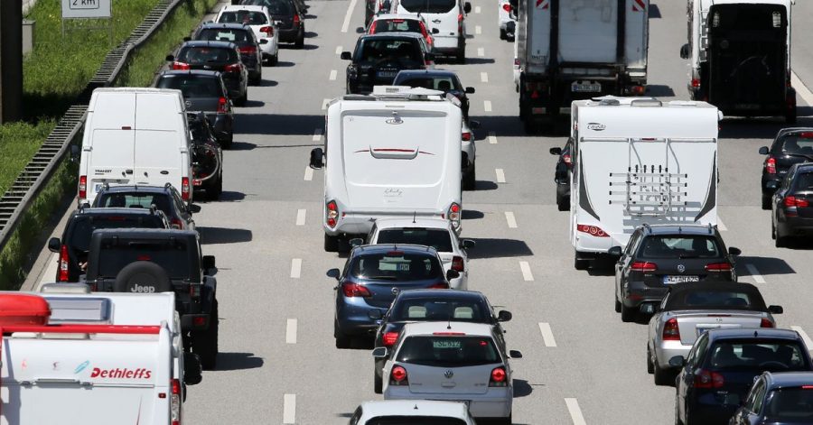 Der ADAC rechnet zu Pfingsten mit der ersten Reisewelle des Jahres.