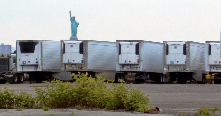 Kühlwagen zur Lagerung von Corona-Toten stehen auf einem Parkplatz am Pier im Stadtteil Brooklyn.