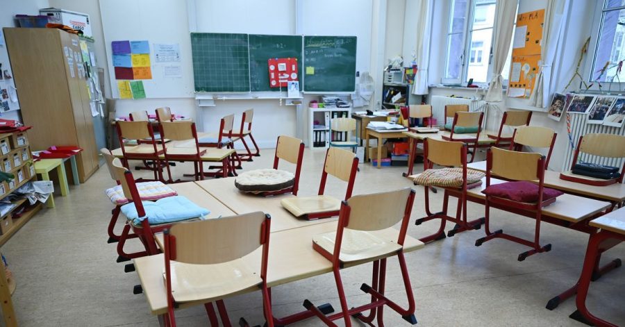 Ein leeres Klassenzimmer der Linne-Schule in Frankfurt am Main.