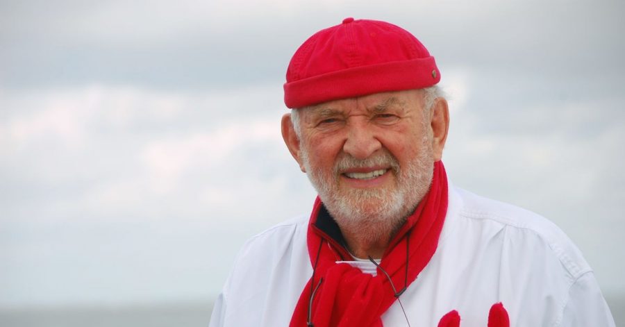 Jürgen Gosch, Inhaber der nach ihm benannten Handels- und Restaurantkette Gosch, am Lister Hafen auf Sylt.