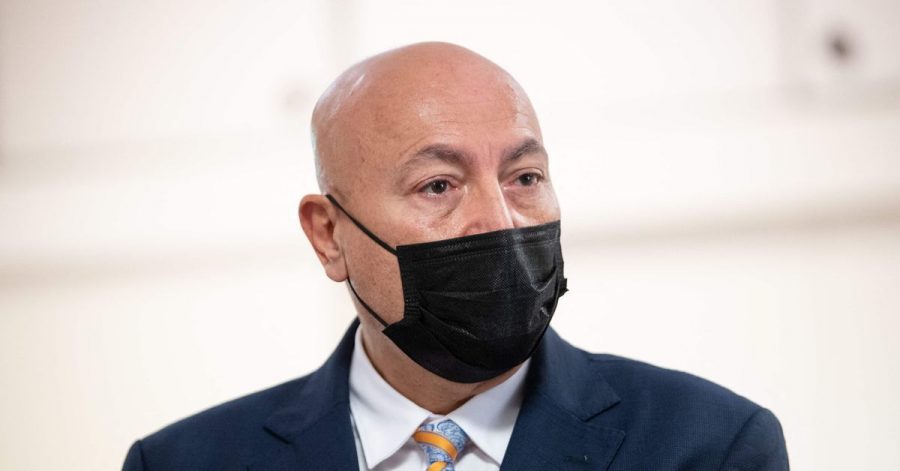 Der Staatsanwalt von Nîmes, Éric Maurel, informiert über die Festnahme.