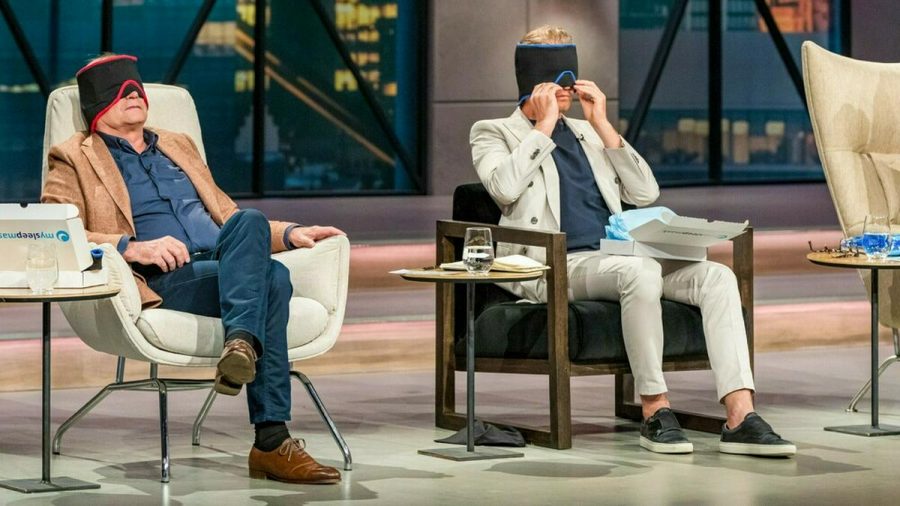 Georg Kofler (l.) und Nico Rosberg unterziehen die "mysleepmask" dem Praxistest. (wag/spot)