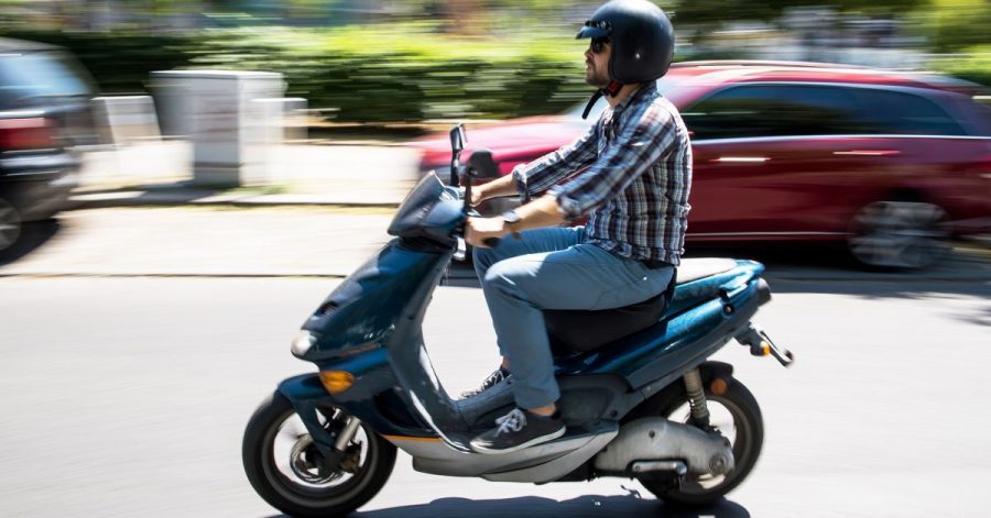 Sehr lässig: Roller sind flotte Gefährten. Daher sind auch auf Modellen, die bis 45 km/h schnell werden, schützende Handschuhe und weitere Schutzkleidung ratsam.