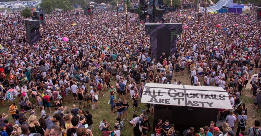 Besucher tanzen vor der Hauptbühne des vom Verein Kulturkosmos organisierten Fusion-Festivals 2019.