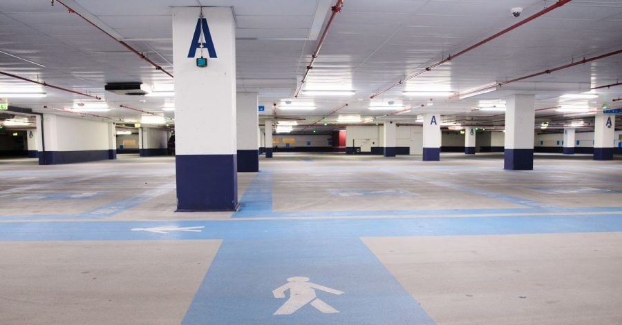 Die Fußgängerwege im Parkhaus an der Mall of Berlin sind blau gekennzeichnet. Parkhäuser gibt es inzwischen seit 120 Jahren.
