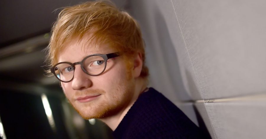 Ed Sheeran gibt mit der Trikot- Beschriftung für die Teams von Ipswich Town ein paar Rätsel auf.