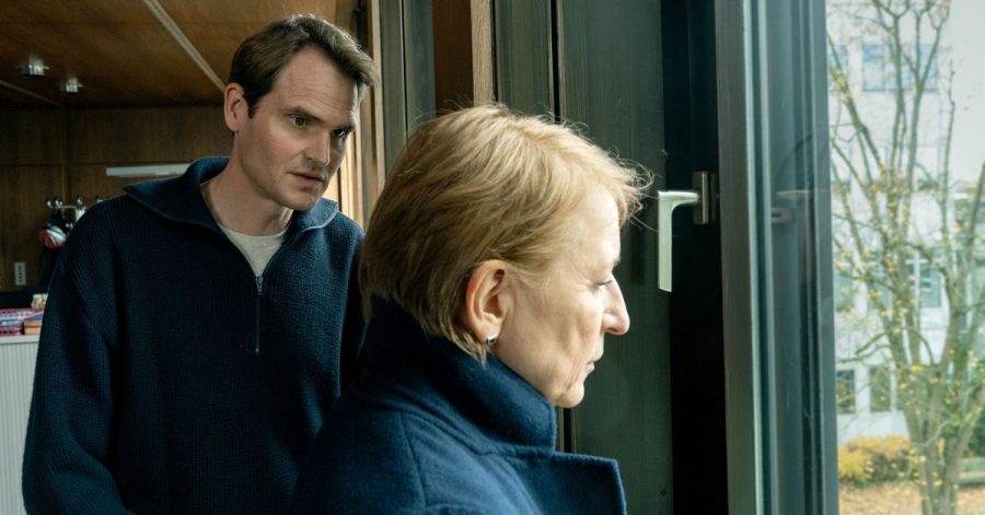 Felix Voss (Fabian Hinrichs) und Paula Ringelhahn (Dagmar Manzel) sind bestürzt über die aktuellen Entwicklungen.