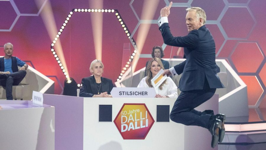 "50 Jahre Dalli Dalli - die große Jubiläumsshow": Caro Daur und Frauke Ludowig staunen über den legendären Sprung von Moderator B. Kerner - im Hintergrund sind Michael Mittermeier und Adele Neuhauser zu sehen. (ili/spot)