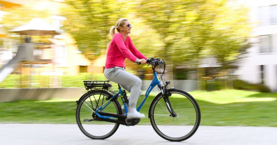 Am besten erstmal herantasten: Die unerwartet einsetzende Motorunterstützung, das hohe Gewicht und der veränderte Schwerpunkt sind beim Pedelec gewöhnungsbedürftig.