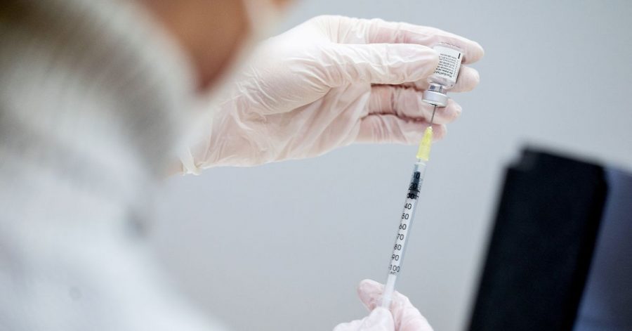 Bei den Präparaten von Astrazeneca und Johnson & Johnson haben schwere Impfnebenwirkungen für Verunsicherung gesorgt.