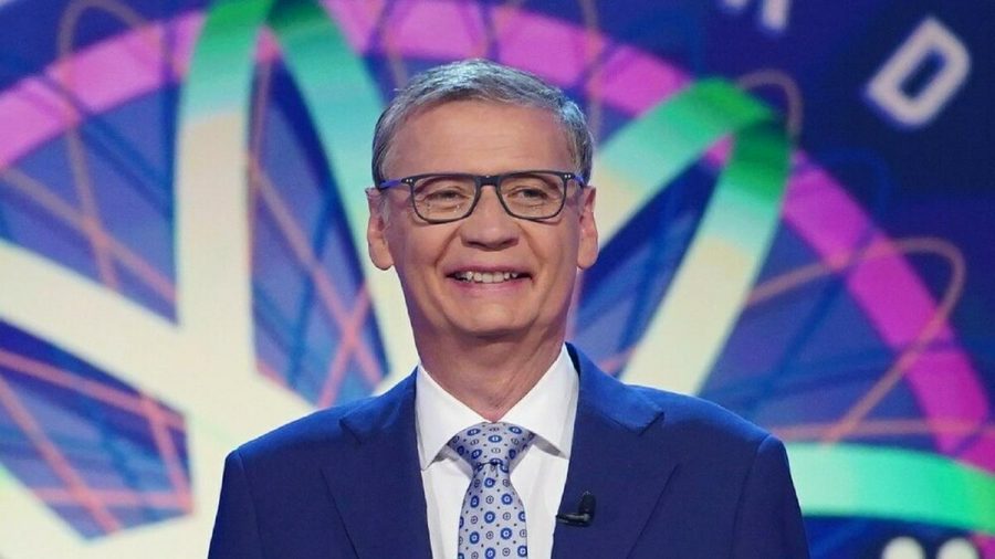 Moderator Günther Jauch stellt den Promis die Fragen bei "Wer wird Millionär? - Das Prominenten-Zocker-Special". (tae/spot)
