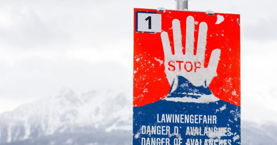 Das Symbolbild zeigt ein Lawinenwarnschild im österreichischen Tirol.