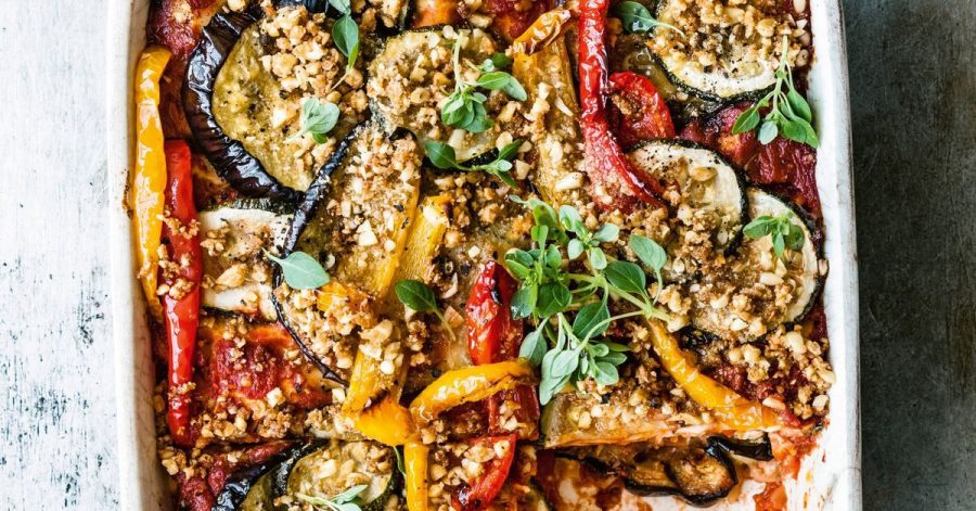 Auf die mediterrane Lasagne mit geröstetem Gemüse kommt statt Parmesan eine Mischung aus fein gehackten Pinienkernen, Semmelbröseln und Hefeflocken. Die Flocken sorgen für die Umami-Würze im Essen.