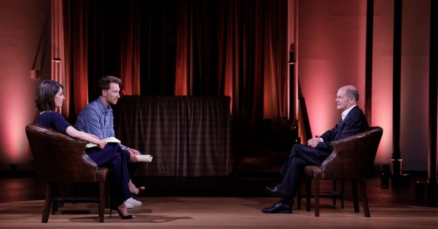 Olaf Scholz (r), SPD-Kanzlerkandidat und Vizekanzler, im Gespräch mit den Moderatoren Linda Zervakis (l) und Louis Klamroth.