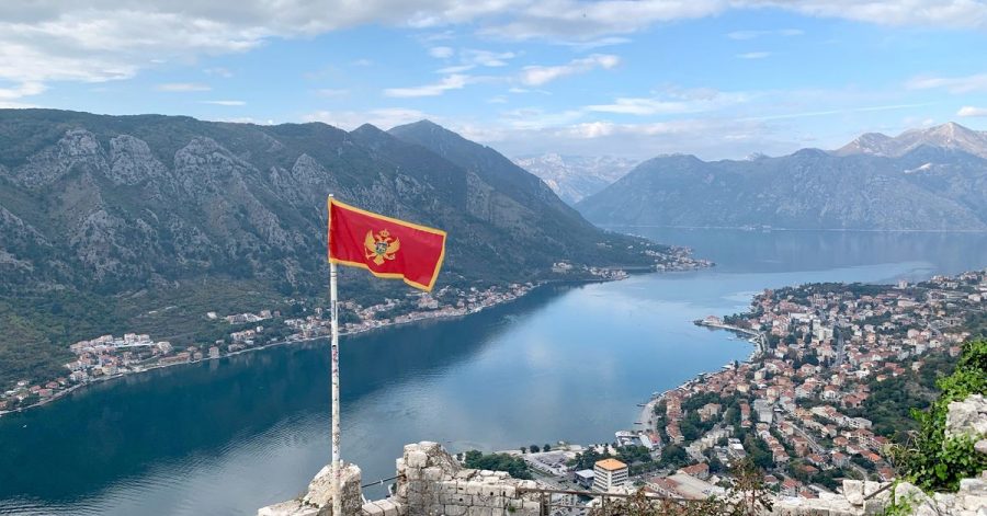 Wer hinauf zu Festungsruine stapft, wird mit einem tollen Fernblick auf die Bucht von Kotor belohnt.