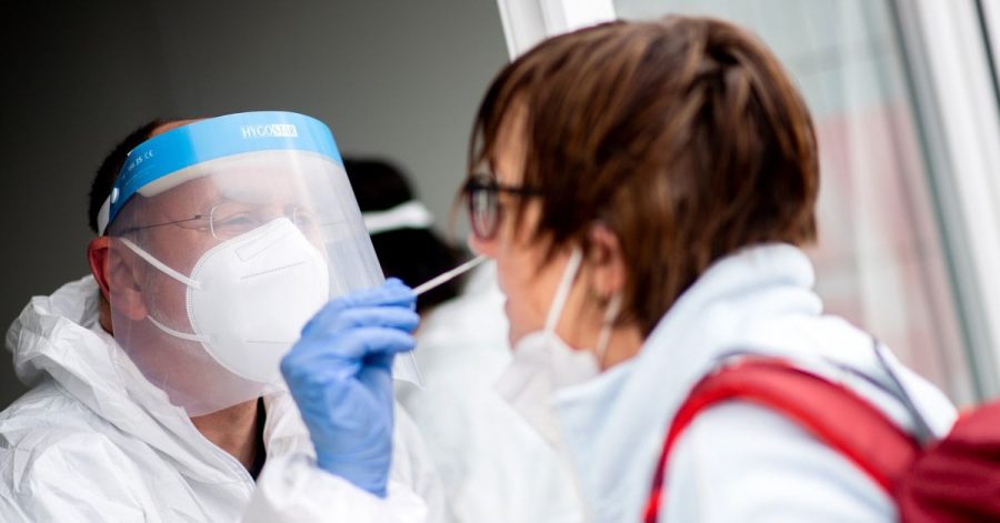 Ein Mitarbeiter eines Testcenters führt einen Test auf das Coronavirus durch. Die Zahl der Neuinfektionen in Deutschland sinkt weiter.