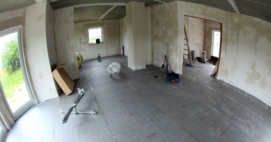 Bald verschwinden die Heizungsrohre unter dem Estrich: Im Ernstfall kann so ein Foto später helfen, mögliche Mängel zu finden.