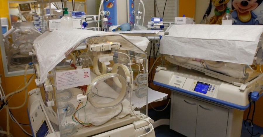 Ein Inkubator auf der Entbindungsstation der Privatklinik von Ain Borja beherbergt eines der neun Kinder, die eine Frau aus Mali per Kaiserschnitt zur Welt gebracht hat.