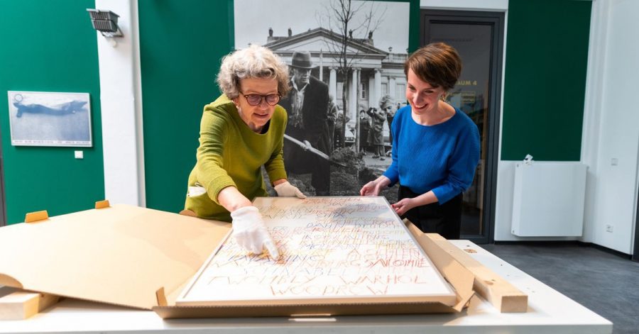 Kuratorin Daniela Sannwald (l) und Kristin Halm, Leiterin der Kunsthalle Lüneburg, bei den Vorbereitungen zur Beuys-Schau.