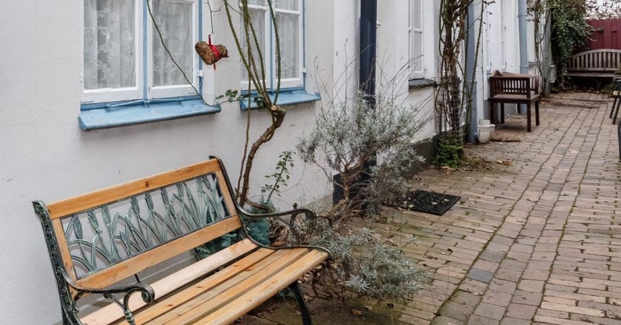 Wenn ein Ferienhaus dauerhaft bewohnt wird, obwohl dies rechtlich untersagt war, müssen für die Immobilie Einkommensteuern gezahlt werden.