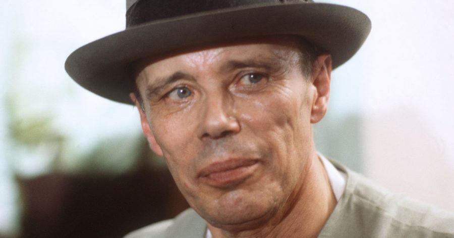 Hätten Sie's gewusst? Joseph Beuys war Mitbegründer der Grünen und gestaltete Kampagnen und Wahlkampfplakate.