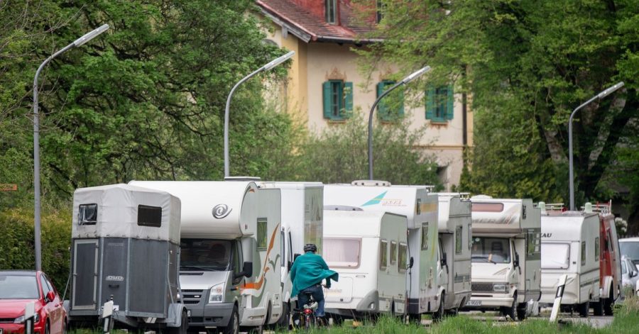 Auf dem Parkstreifen abgestellte Wohnmobile können Anwohner und Verkehrsteilnehmer stören. Vor allem Kindern versperren sie oft die Sicht.