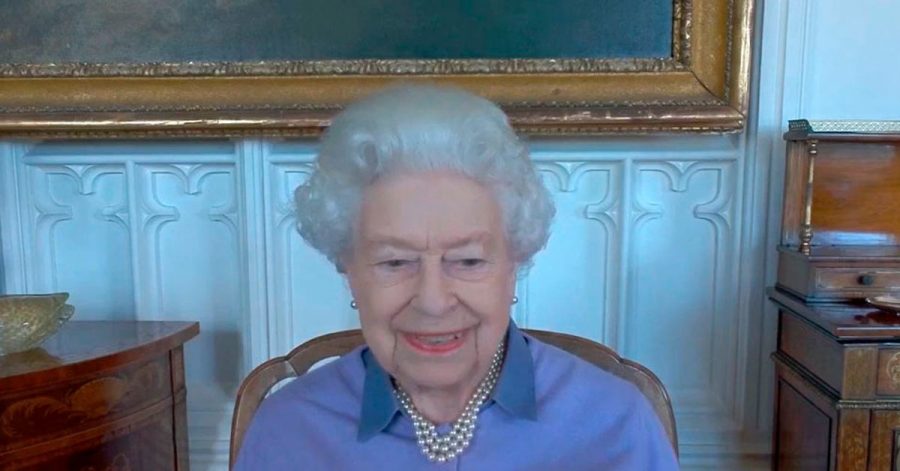 Queen Elizabeth II. beim Videotelefonat mit der Royal Life Saving Society auf Schloss Windsor.