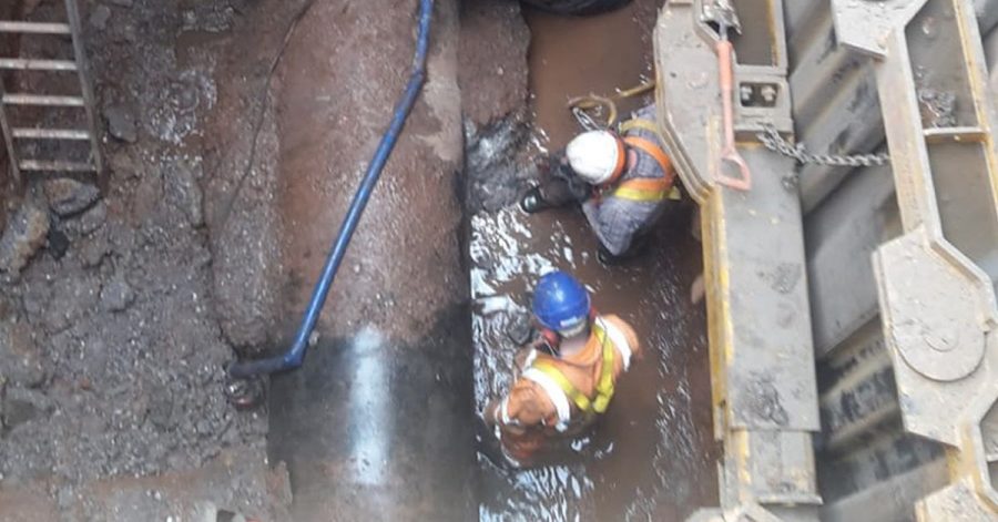 Mitarbeiter des Abwasserunternehmens Severn Trent in Birmingham arbeiten rund um die Uhr daran, den Koloss in der Kanalisation zu entfernen.