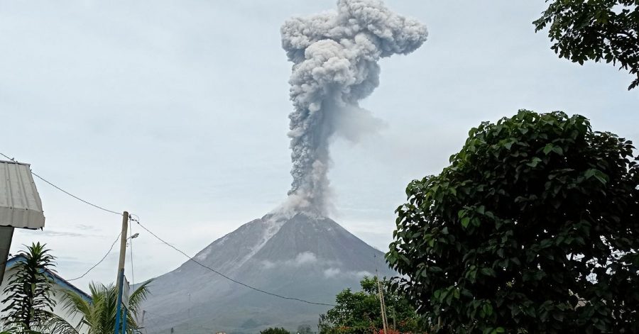 Der Vulkan auf dem Berg Sinabung ist erneut ausgebrochen.