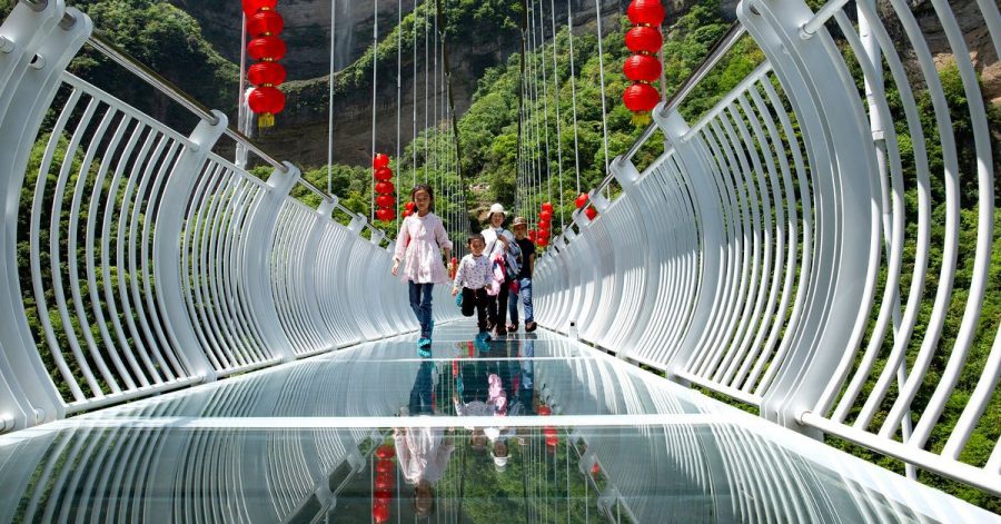 Touristen über eine Glasbrücke im Bezirk Zigui. Der Vorfall, bei dem ein Mann aus 100 Metern Höhe gerettet werden musste, heizt die Diskussion über die Sicherheit solcher Skywalks an.