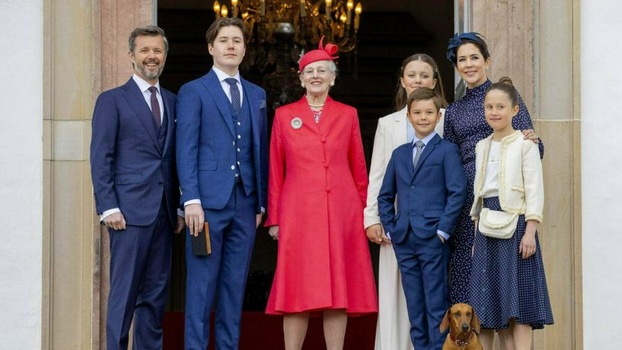 Prinz Christian von Dänemark (2.v.li.) posierte mit seinem Vater, Prinz Frederik (li.), seiner Großmutter, Königin Margrethe II., sowie seinen Geschwistern und seiner Mutter für ein Familienfoto. (tae/spot)