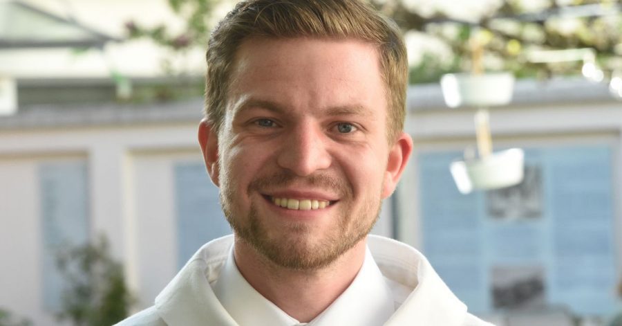 Henry Frömmichen zeigt sich nach einem Katholischen Gottesdienst mit Segnung homosexueller Paare im Rahmen einer bundesweiten Aktion vor der Kirche St.Benedikt.