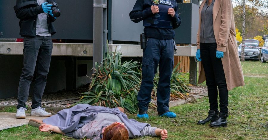 Linus (Anton Spieker, l), Streifenpolizist Kimmich (Roman Schomburg, 2.v.r.) und Maike (Anja Kling) am Tatort.